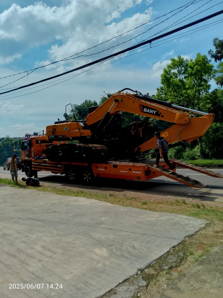 Threepilar Tractor - Rental Alat Berat Jakarta - Jabodetabek